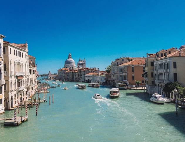 grand-canal-in-venice-2021-11-23-19-52-42-utc